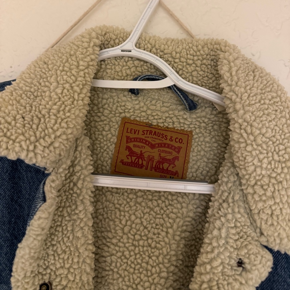 Levi’s Sherpa Denim Jacket - Picture 2 of 3